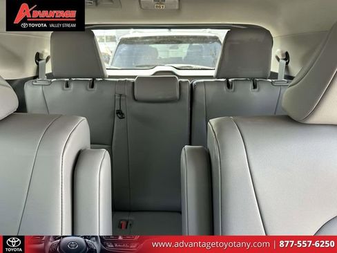 Used 2022 Toyota Highlander XLE image 12