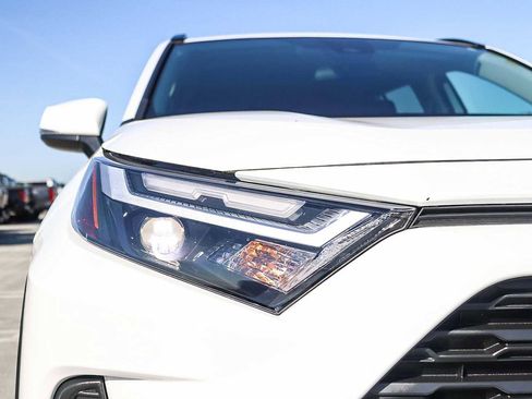 Used 2022 Toyota RAV4 XLE image 9