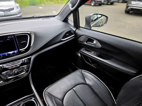 Used 2022 Chrysler Pacifica Limited w/ S Appearance Package FWD image 26