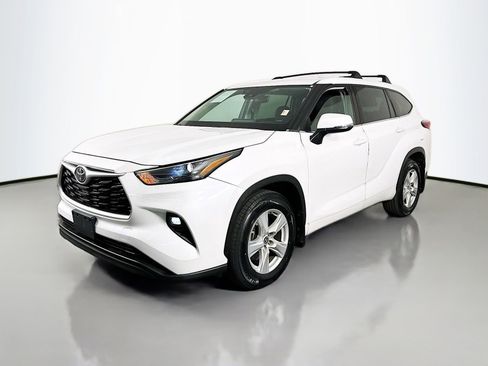 Used 2022 Toyota Highlander LE FWD image 4