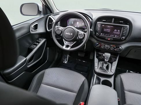 Used 2023 Kia Soul LX w/ LX Technology Package FWD image 28