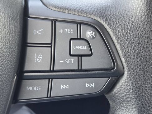 Used 2025 Toyota Sienna LE FWD image 23