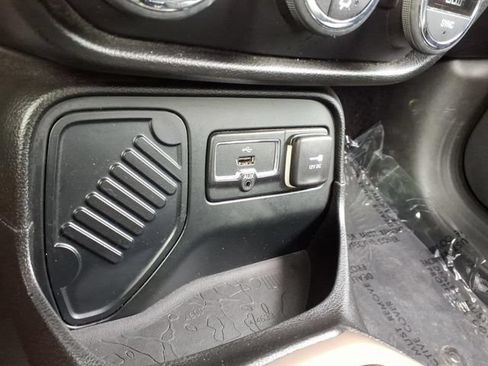 Used 2016 Jeep Renegade Limited w/ Safety & Security Group FWD image 27