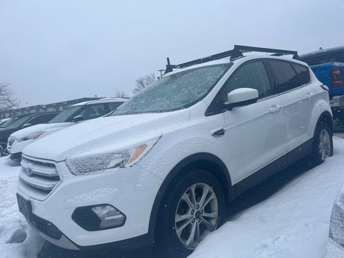 Used 2018 Ford Escape SE w/ Ford Safe & Smart Package image 2