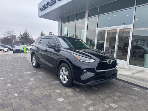 Used 2021 Toyota Highlander LE image 3