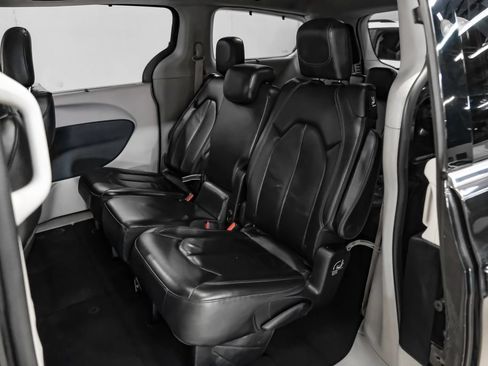 Used 2017 Chrysler Pacifica Touring-L FWD image 38