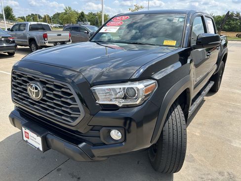 Used 2020 Toyota Tacoma TRD Off-Road AWD/4WD image 3