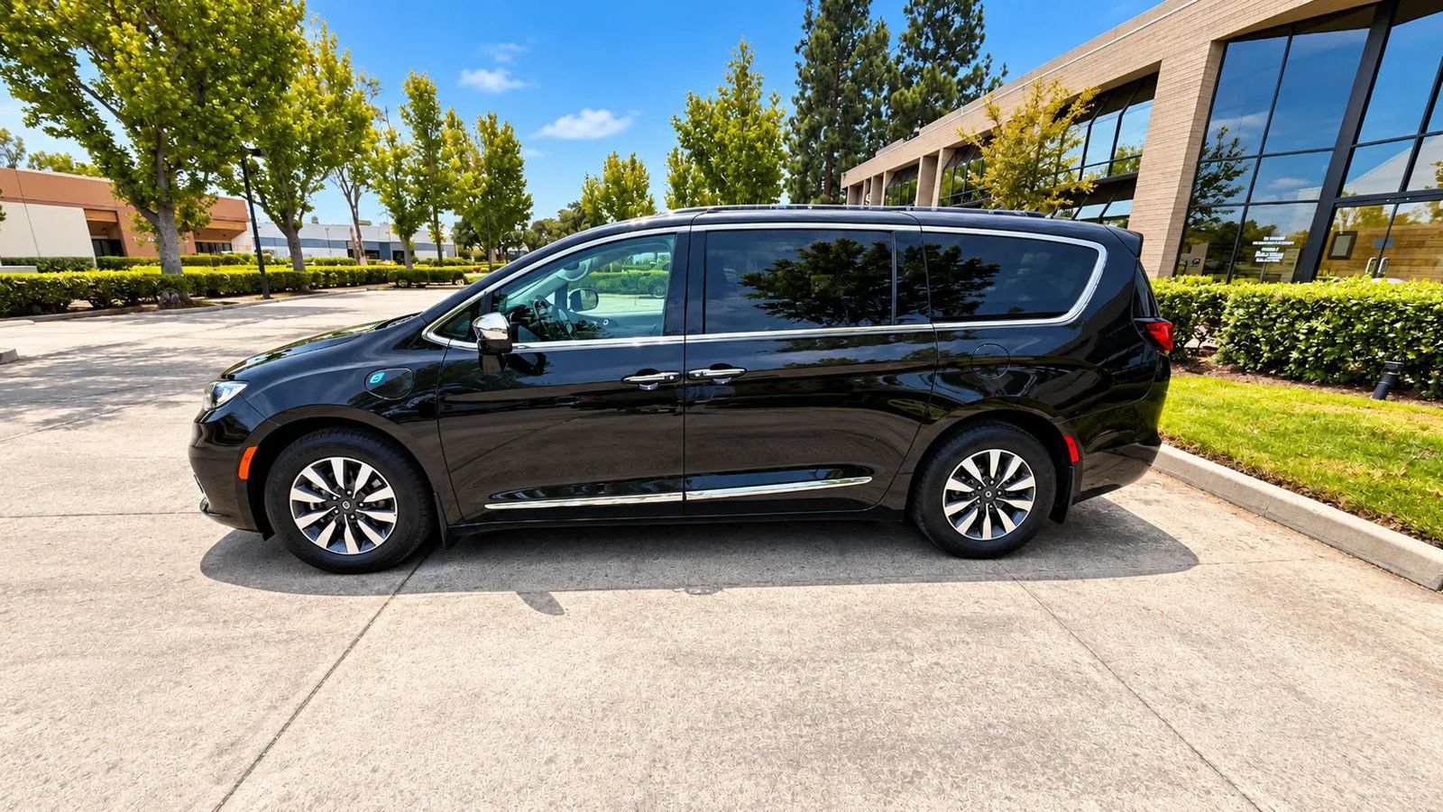 Used 2022 Chrysler Pacifica Limited w/ Uconnect Theater Family Group FWD image 4