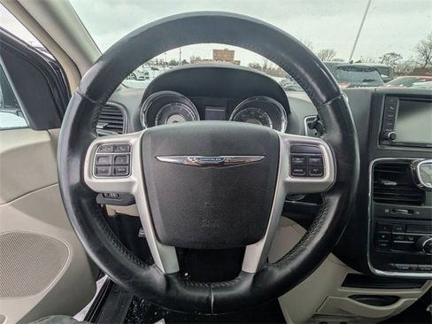Used 2014 Chrysler Town & Country Touring image 15
