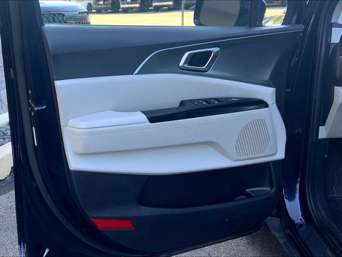 Used 2024 Kia Carnival LX image 24