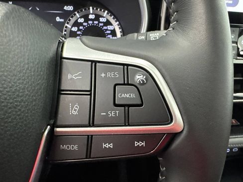 Used 2025 Toyota Highlander XLE AWD/4WD image 23