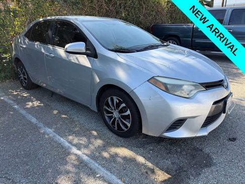 Used 2016 Toyota Corolla LE FWD image 2
