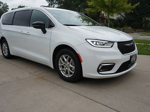 Used 2025 Chrysler Pacifica Select FWD image 3