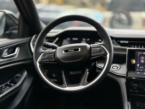 Used 2025 Jeep Grand Cherokee Altitude AWD/4WD image 18