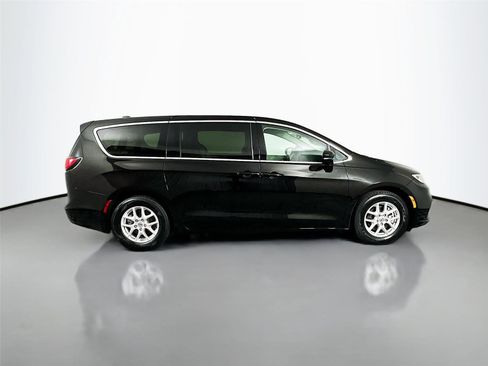 Used 2024 Chrysler Pacifica Touring-L FWD image 17