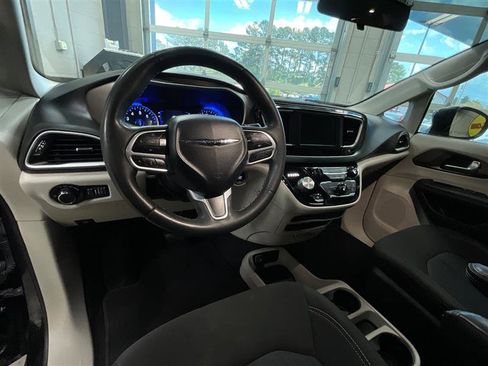 Used 2022 Chrysler Voyager LX FWD image 12