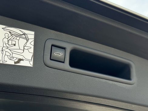 Used 2024 Toyota Highlander XLE image 13