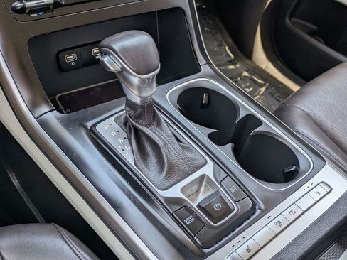 Used 2023 Kia Carnival LX FWD image 18