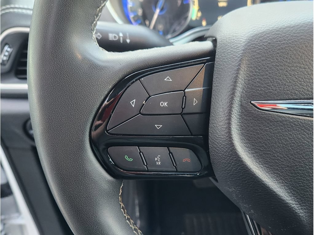 Used 2025 Chrysler Pacifica Limited FWD image 24