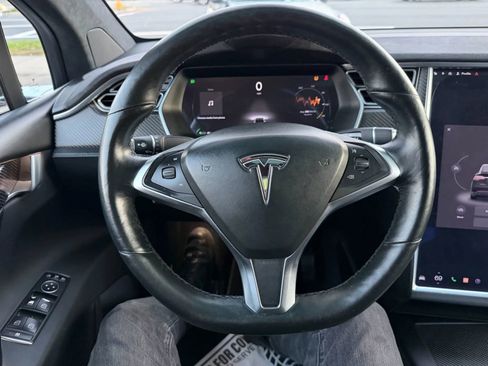 Used 2016 Tesla Model X 60D image 17