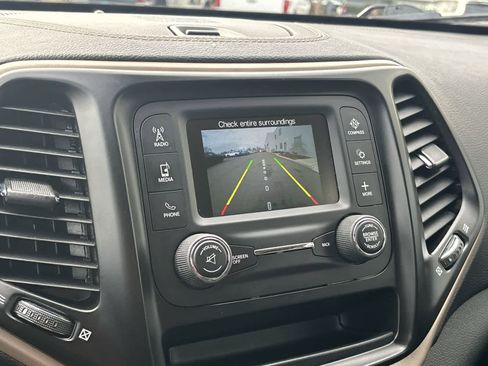 Certified 2018 Jeep Cherokee Latitude image 21