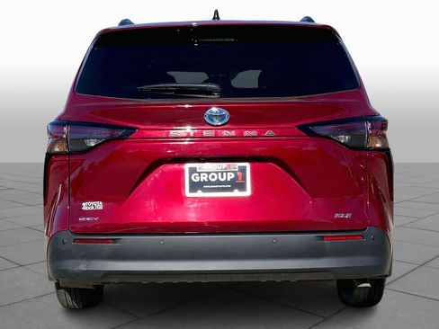 Used 2025 Toyota Sienna XLE image 5