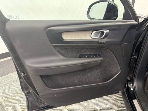 Used 2023 Volvo XC40 B5 Plus AWD/4WD image 11