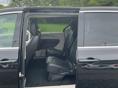 Used 2024 Chrysler Pacifica Touring-L FWD image 21