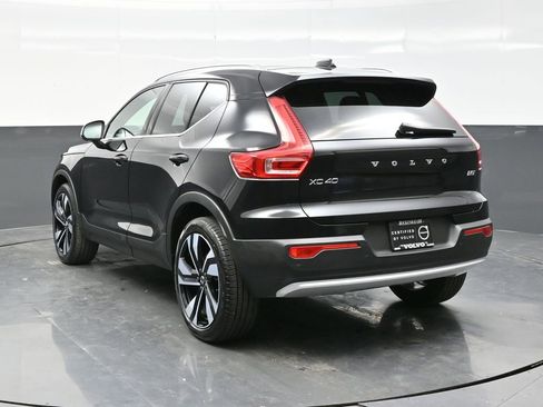 Used 2025 Volvo XC40 B5 Plus image 5