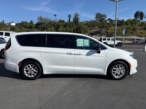 Used 2025 Chrysler Voyager LX FWD image 9