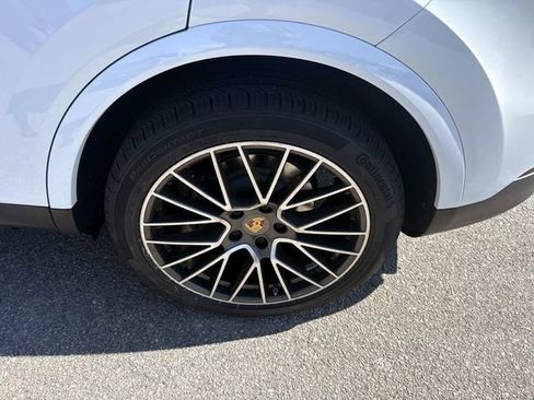 Used 2022 Porsche Cayenne AWD/4WD image 12