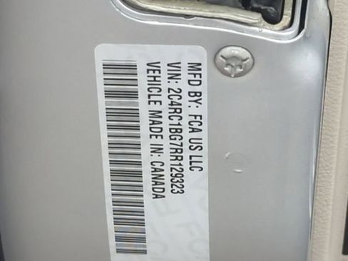 Used 2024 Chrysler Pacifica Touring-L image 28