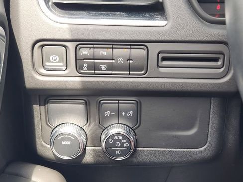 Used 2024 GMC Yukon SLT w/ SLT Luxury Package image 22