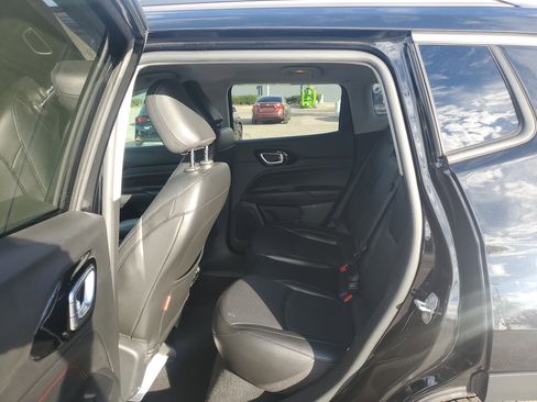 Used 2022 Jeep Compass Trailhawk w/ Trailhawk Elite Group image 12