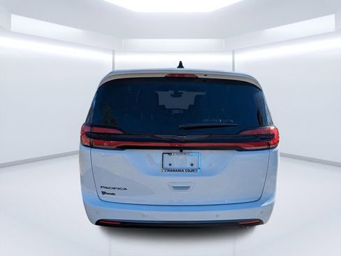 New 2026 Chrysler Pacifica Select image 4
