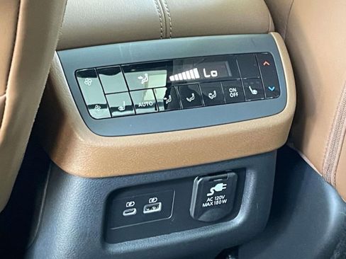 Used 2025 Nissan Pathfinder Platinum FWD image 12