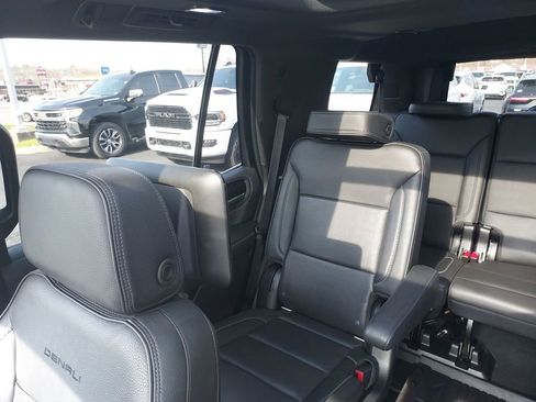 Used 2021 GMC Yukon Denali w/ Denali Premium Package image 12