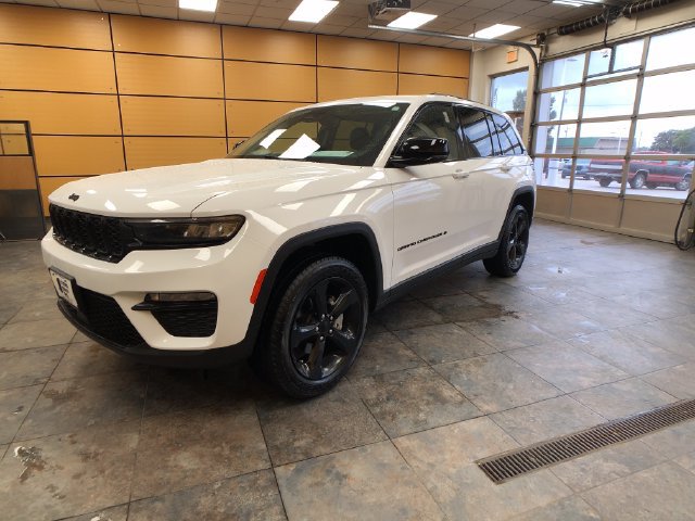 Used 2023 Jeep Grand Cherokee Limited w/ Black Appearance Package AWD/4WD image 3