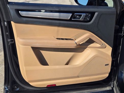 Certified 2023 Porsche Cayenne Platinum Edition image 16