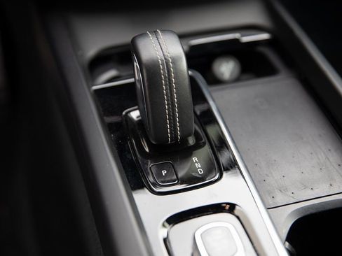 Used 2022 Volvo XC60 B5 R-Design w/ Advanced Package image 12