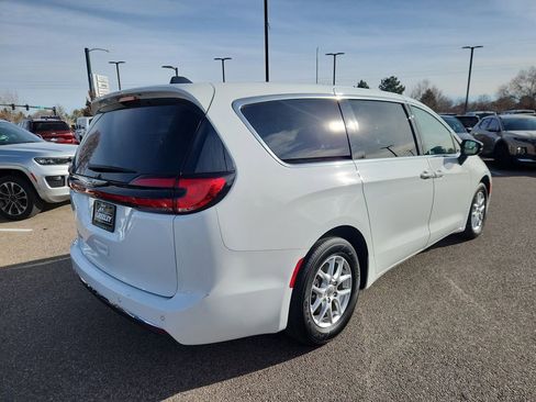 Certified 2024 Chrysler Pacifica Touring-L image 3