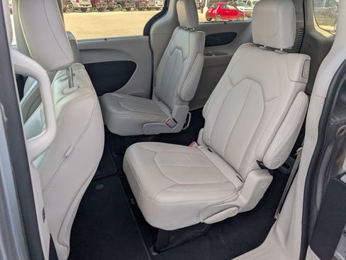 Used 2017 Chrysler Pacifica Touring-L FWD image 12
