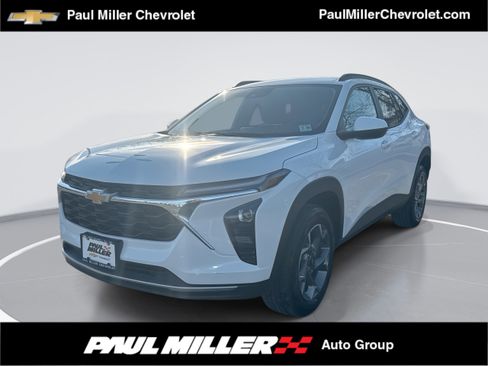 Used 2025 Chevrolet Trax LT image 1