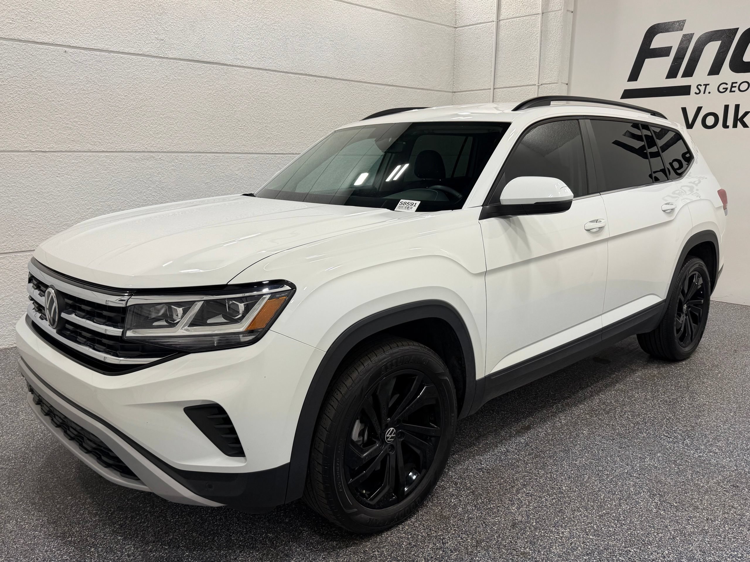 Certified 2023 Volkswagen Atlas SE w/ Black Wheel Package FWD image 1