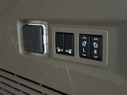 Used 2021 GMC Yukon Denali w/ Denali Premium Package image 9