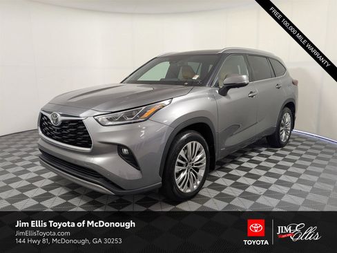 Used 2025 Toyota Highlander Platinum image 1