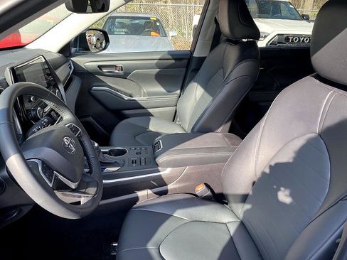 Certified 2025 Toyota Highlander XLE image 11