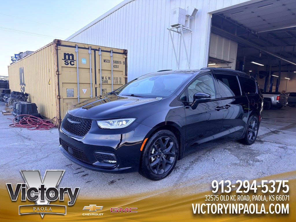 Used 2025 Chrysler Pacifica Limited FWD image 1