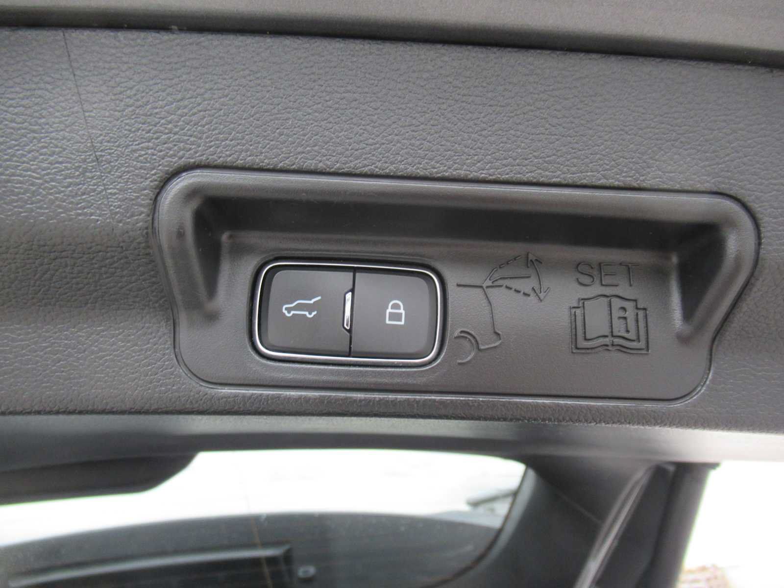 Used 2022 Ford Explorer XLT w/ Equipment Group 202A AWD/4WD image 20