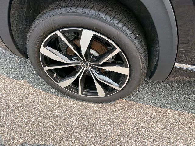 Certified 2026 Volkswagen Atlas SEL Premium R-Line AWD/4WD image 32